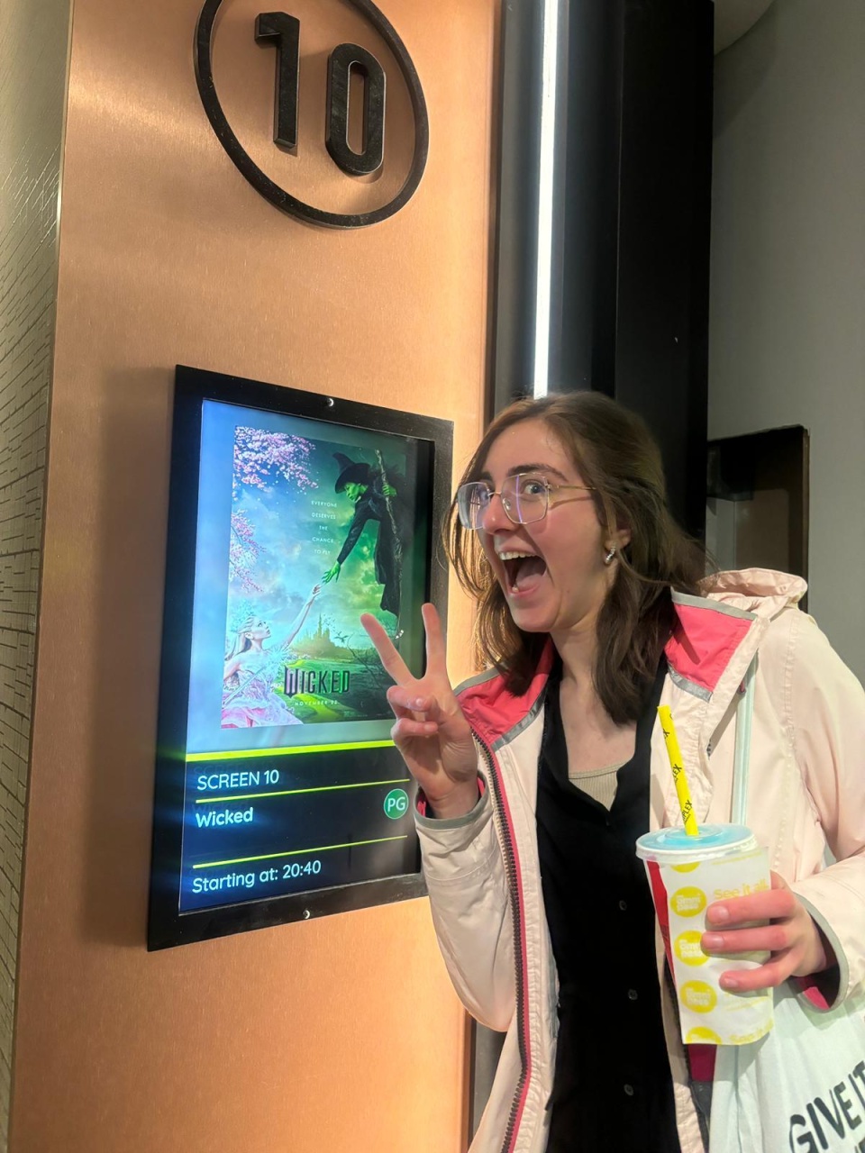 Lina going to the cinema with the squad!