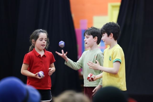 Flea Circus 5-7 years old - juggling
