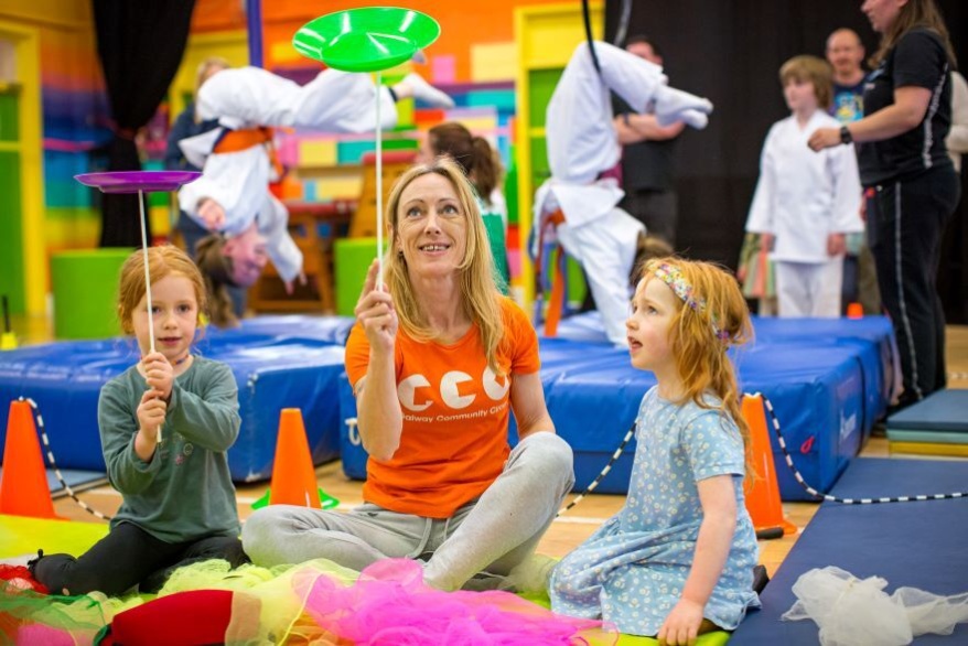 Spinning plates Lisa and toddlers